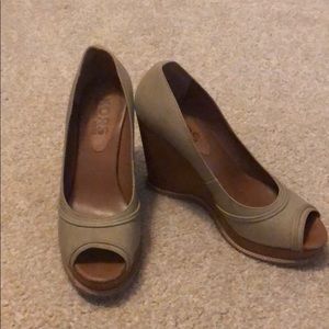 Kors tan wedge